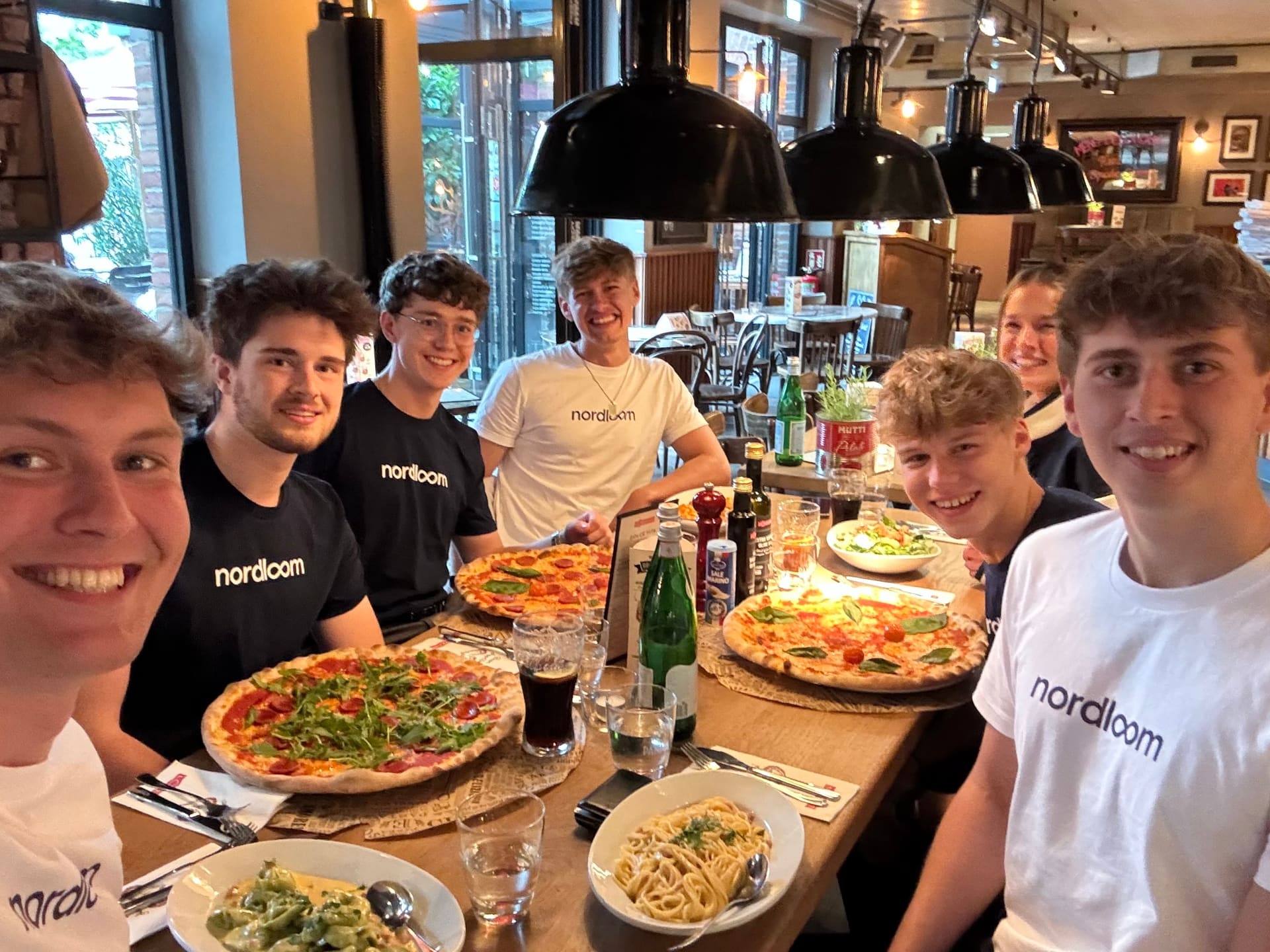 Das Team von Nordloom beim gemeinsamen Essen nach Feierabend
